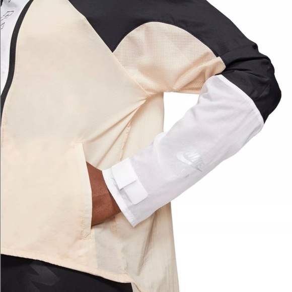 Nike| Women’s Nike Air light Jacket - Picture 9 of 10